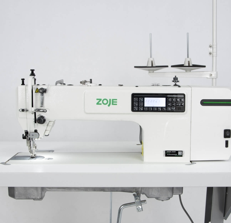 Stebnówka ZOJE A0323L-D4 SET w kolorze białym z zielonym logo, widok z boku. Posiada automatyczne funkcje, panel sterujący z wyświetlaczem i przyciskami, oraz dwa stojaki na szpule. Elementy metalowe pod stopką maszyny.