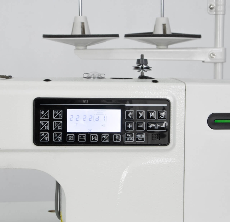 Stebnówka ZOJE A0323L-D4 SET z automatycznym panelem sterującym, biała obudowa, wyświetlacz LCD oraz przyciski do ustawień. Widoczne dwa szpule z nicią, górna część maszyny z pokrętłem. Ujęcie frontalne.