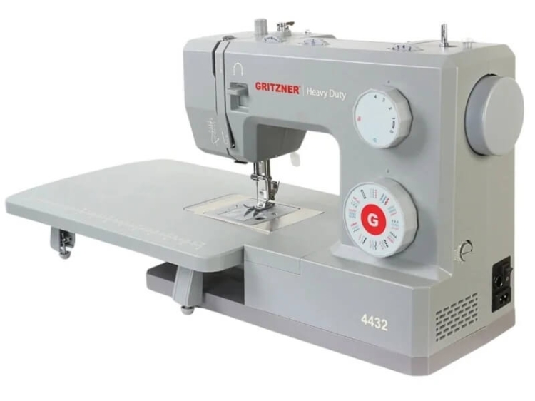 Maszyna do szycia Gritzner Heavy Duty 4432 w kolorze szarym, z dużą płytą roboczą, widocznym mechanizmem szycia, pokrętłami regulacyjnymi oraz logo G. Ujęcie z boku, ukazujące detale i funkcje urządzenia.