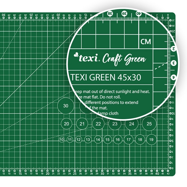 Samoregenerująca mata podkładowa TEXI GREEN w kolorze zielonym o wymiarach 45x30 cm. Na macie widoczne są linie pomiarowe oraz numery, co ułatwia precyzyjne cięcia. Ujęcie z góry, ukazujące szczegóły i tekst na macie.