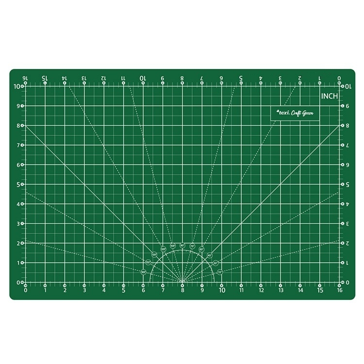 Mata podkładowa TEXI GREEN w kolorze zielonym, samoregenerująca, o wymiarach 45x30 cm. Na powierzchni widoczne są siatki w calach oraz oznaczenia kątów, co ułatwia precyzyjne cięcie i rysowanie. Produkt leżący na jednolitym tle.