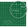 Mata podkładowa TEXI GREEN o wymiarach 45x30 cm, samoregenerująca, w kolorze zielonym. Na powierzchni widoczne siatki w calach i centymetrach oraz logo texi. Craft Green. Produkt leżący na płaskiej powierzchni.