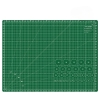 Mata podkładowa TEXI GREEN 60x45 cm w kolorze zielonym, samoregenerująca, z naniesionymi liniami i siatką w białym kolorze, umieszczona na prostym tle, widoczna z góry. Zawiera oznaczenia kątów oraz okrągłe punkty z numerami.