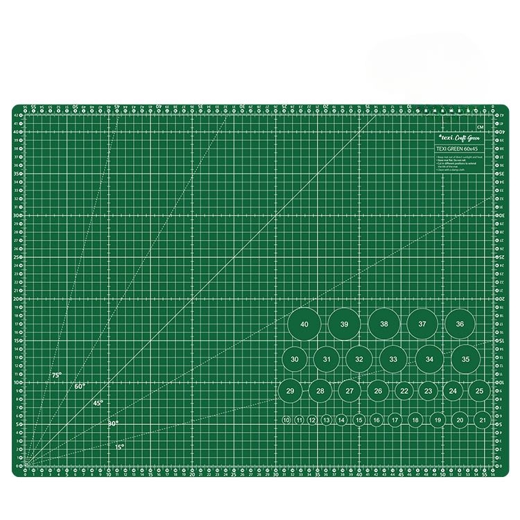 Mata podkładowa TEXI GREEN 60x45 cm w kolorze zielonym, samoregenerująca, z naniesionymi liniami i siatką w białym kolorze, umieszczona na prostym tle, widoczna z góry. Zawiera oznaczenia kątów oraz okrągłe punkty z numerami.