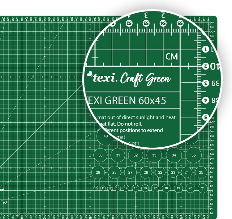 Mata podkładowa TEXI GREEN 60x45 cm w kolorze zielonym, samoregenerująca, z wyraźnymi oznaczeniami i liniami pomocniczymi. Widoczny napis TEXI GREEN 60x45 oraz skala w centymetrach. Ułożona na płasko, na jednolitym tle.