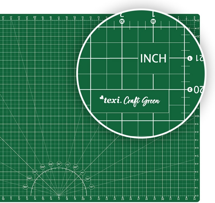 Zielona mata podkładowa TEXI GREEN o wymiarach 90x60 cm, samoregenerująca, z siatką pomiarową w calach. Widoczne logo texi. Craft Green. Ułożona na płaskiej powierzchni, z podziałkami w formie kratki, idealna do precyzyjnych prac rzemieślniczych.