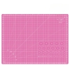 Mata podkładowa TEXI PINK 60x45 cm w kolorze różowym, samoregenerująca. Ujęcie frontalne, z widocznymi liniami siatki oraz oznaczeniami wymiarów i okręgami. Produkt leży na płaskiej powierzchni, co podkreśla jego gładką fakturę.
