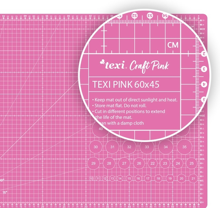 Mata podkładowa TEXI PINK 60x45 cm w jasnoróżowym kolorze, samoregenerująca. Widoczne linie pomiarowe oraz okręgi w różnych rozmiarach. Produkt leży na płaskiej powierzchni, z czytelnymi instrukcjami użytkowania oraz logo marki.