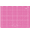 Różowa mata podkładowa TEXI PINK o wymiarach 60x45 cm, samoregenerująca, z wyraźną siatką w calach i centymetrach. Ułożona na płasko, z oznaczeniami do precyzyjnego cięcia i rysowania.