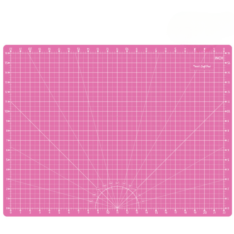 Różowa mata podkładowa TEXI PINK o wymiarach 60x45 cm, samoregenerująca, z wyraźną siatką w calach i centymetrach. Ułożona na płasko, z oznaczeniami do precyzyjnego cięcia i rysowania.