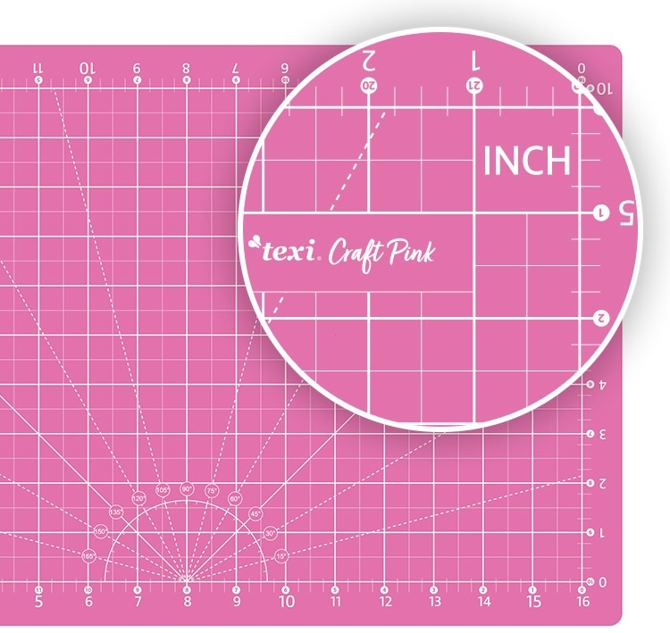 Różowa mata podkładowa TEXI PINK 60x45 cm, samoregenerująca, z siatką pomiarową w calach i centymetrach. Zbliżenie na logo „texi Craft Pink” oraz wyraźne linie pomocnicze, ułożona na jednolitym tle.