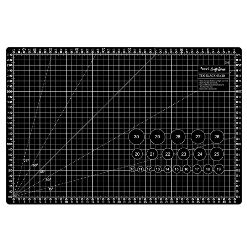 Mata podkładowa TEXI BLACK 45x30 cm w kolorze czarnym, samoregenerująca. Na matce widoczne podziałki i oznaczenia w centymetrach oraz kąty, co ułatwia precyzyjne cięcie. Ułożona poziomo na jednolitym tle.
