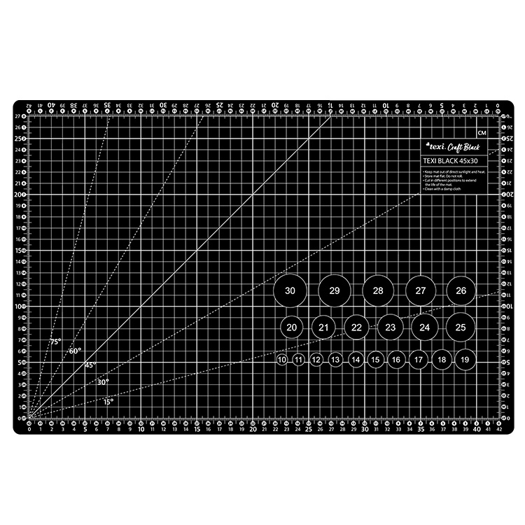 Mata podkładowa TEXI BLACK 45x30 cm w kolorze czarnym, samoregenerująca. Na matce widoczne podziałki i oznaczenia w centymetrach oraz kąty, co ułatwia precyzyjne cięcie. Ułożona poziomo na jednolitym tle.