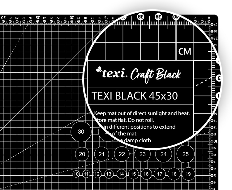Mata podkładowa TEXI BLACK 45x30 cm w kolorze czarnym, samoregenerująca, z siatką pomiarową i okrągłymi oznaczeniami. Widoczny tekst informacyjny oraz skala w centymetrach. Ułożona na płaskiej powierzchni, w zbliżeniu na detale.