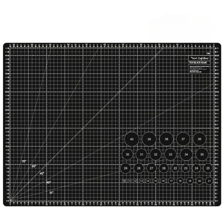 Mata podkładowa TEXI BLACK 60x45 cm w kolorze czarnym, z siatką pomiarową. Widoczne linie w różnych kierunkach oraz okrągłe oznaczenia z numerami. Przeznaczona do cięcia, z samoregenerującą się powierzchnią. Ułożona poziomo na prostym tle.