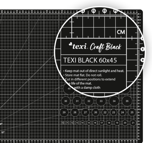 Mata podkładowa TEXI BLACK 60x45 cm w kolorze czarnym, samoregenerująca, z podziałką i oznaczeniami. Widok z góry, z wyraźnymi instrukcjami użytkowania na powierzchni. tekstura matowa, idealna do cięcia.
