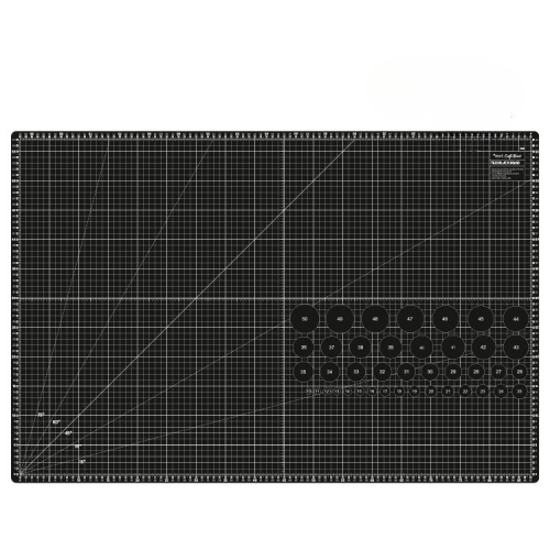 Mata podkładowa TEXI BLACK 90x60 cm w kolorze czarnym, samoregenerująca, z siatką podziałki oraz okrągłymi oznaczeniami na dolnej krawędzi. Ułożona poziomo na jednolitym tle, z wyraźnymi liniami i wymiarami.