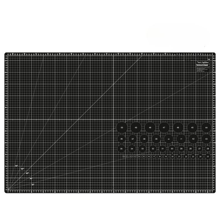 Mata podkładowa TEXI BLACK 90x60 cm w kolorze czarnym, samoregenerująca, z siatką podziałki oraz okrągłymi oznaczeniami na dolnej krawędzi. Ułożona poziomo na jednolitym tle, z wyraźnymi liniami i wymiarami.