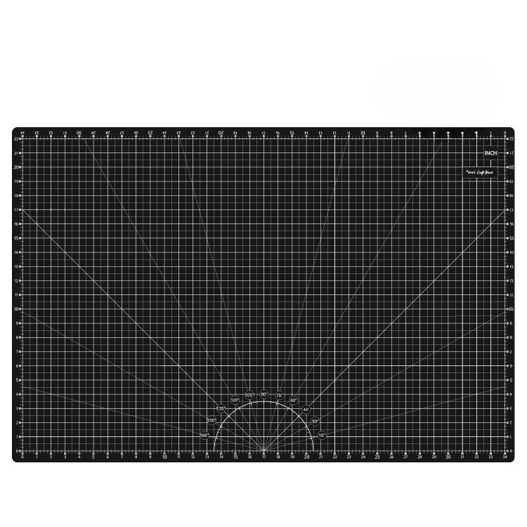 Mata podkładowa TEXI BLACK 90x60 cm w kolorze czarnym, samoregenerująca, z białymi liniami siatki i oznaczeniami kątów. Ułożona na płasko, z widocznymi miarami w calach i centymetrach, idealna do precyzyjnego cięcia i pracy ręcznej.