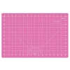 Mata podkładowa TEXI PINK 45x30 cm w kolorze różowym, samoregenerująca, z białą siatką pomiarową w calach. Ułożona płasko, z wyraźnymi liniami i oznaczeniami kątów. Idealna do precyzyjnych prac rzemieślniczych.
