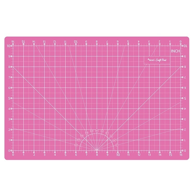 Mata podkładowa TEXI PINK 45x30 cm w kolorze różowym, samoregenerująca, z białą siatką pomiarową w calach. Ułożona płasko, z wyraźnymi liniami i oznaczeniami kątów. Idealna do precyzyjnych prac rzemieślniczych.