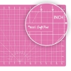 Różowa mata podkładowa TEXI PINK o wymiarach 45x30 cm, samoregenerująca, z białymi oznaczeniami w calach i centymetrach. Widoczne linie pomocnicze oraz logo texi Craft Pink. Ułożona na płaskiej powierzchni.