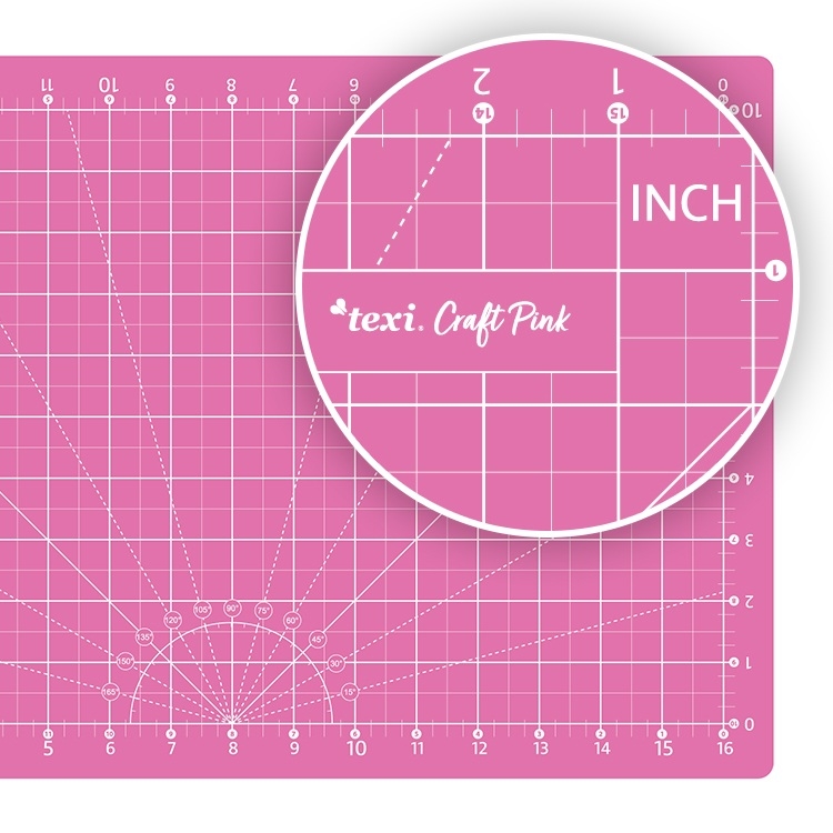 Różowa mata podkładowa TEXI PINK o wymiarach 45x30 cm, samoregenerująca, z białymi oznaczeniami w calach i centymetrach. Widoczne linie pomocnicze oraz logo texi Craft Pink. Ułożona na płaskiej powierzchni.