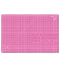 Mata podkładowa TEXI PINK 90x60 cm w kolorze różowym, z siatką pomiarową. Zawiera oznaczenia kątów i średnic oraz podziałkę w centymetrach. Produkt leży na płasko, idealny do cięcia i pracy rękodzielniczej, samoregenerujący.