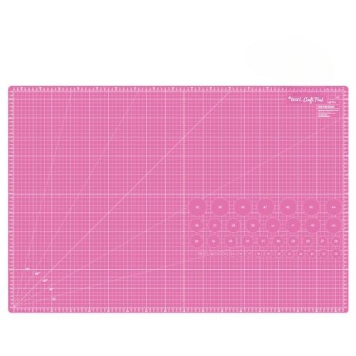 Mata podkładowa TEXI PINK 90x60 cm w kolorze różowym, z siatką pomiarową. Zawiera oznaczenia kątów i średnic oraz podziałkę w centymetrach. Produkt leży na płasko, idealny do cięcia i pracy rękodzielniczej, samoregenerujący.