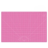 Różowa mata podkładowa TEXI PINK o wymiarach 90x60 cm, samoregenerująca, z siatką pomiarową w centymetrach i calach. Ułożona poziomo, z widocznymi oznaczeniami kątów i linii pomocniczych.