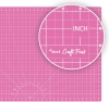 Różowa mata podkładowa TEXI PINK 90x60 cm, samoregenerująca, z siatką o podziałce w calach. Widoczne logo texi Craft Pink oraz oznaczenia kątów i długości, ułożona na jednolitym tle.