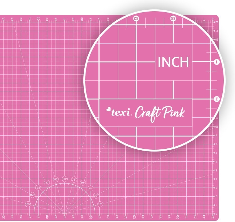 Różowa mata podkładowa TEXI PINK 90x60 cm, samoregenerująca, z siatką o podziałce w calach. Widoczne logo texi Craft Pink oraz oznaczenia kątów i długości, ułożona na jednolitym tle.