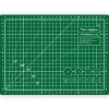 Samoregenerująca mata podkładowa TEXI GREEN 30x22 cm w kolorze zielonym. Na powierzchni widoczne siatki w centymetrach oraz kąty 15°, 30°, 45°, 60°, 75°. Z boku umieszczona instrukcja użytkowania. Mata leży na jasnym tle.