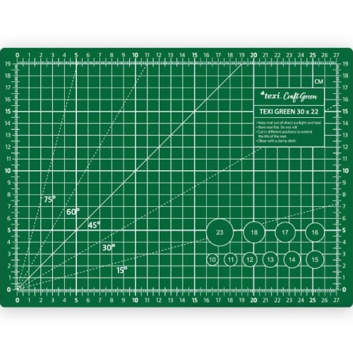 Samoregenerująca mata podkładowa TEXI GREEN 30x22 cm w kolorze zielonym. Na powierzchni widoczne siatki w centymetrach oraz kąty 15°, 30°, 45°, 60°, 75°. Z boku umieszczona instrukcja użytkowania. Mata leży na jasnym tle.