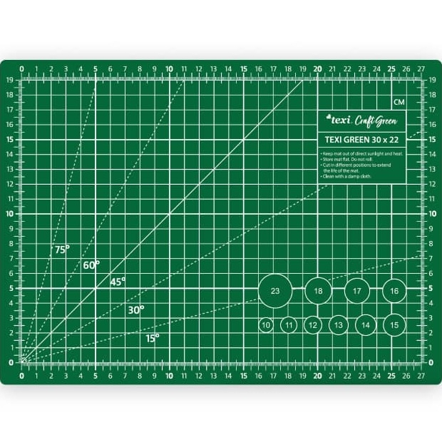 Samoregenerująca mata podkładowa TEXI GREEN 30x22 cm w kolorze zielonym. Na powierzchni widoczne siatki w centymetrach oraz kąty 15°, 30°, 45°, 60°, 75°. Z boku umieszczona instrukcja użytkowania. Mata leży na jasnym tle.