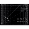 Mata podkładowa TEXI BLACK 30x22 cm w kolorze czarnym, samoregenerująca. Na powierzchni widoczne siatki w centymetrach, kąty, oraz okręgi z numerami. Ułożona na płasko, z wyraźnymi liniami pomocniczymi do precyzyjnego cięcia.