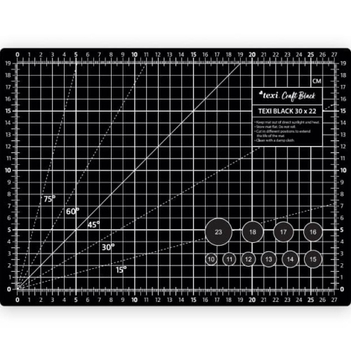 Mata podkładowa TEXI BLACK 30x22 cm w kolorze czarnym, samoregenerująca. Na powierzchni widoczne siatki w centymetrach, kąty, oraz okręgi z numerami. Ułożona na płasko, z wyraźnymi liniami pomocniczymi do precyzyjnego cięcia.