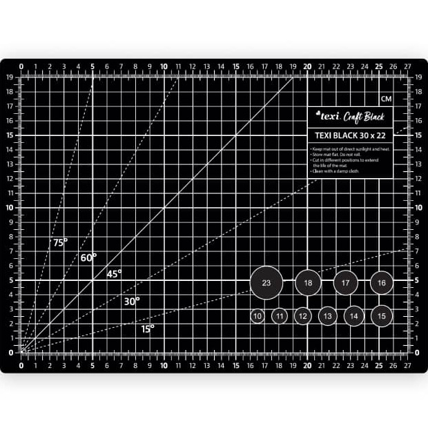 Mata podkładowa TEXI BLACK 30x22 cm w kolorze czarnym, samoregenerująca. Na powierzchni widoczne siatki w centymetrach, kąty, oraz okręgi z numerami. Ułożona na płasko, z wyraźnymi liniami pomocniczymi do precyzyjnego cięcia.
