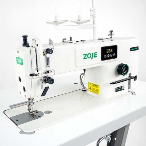 Stebnówka ZOJE A6000P-D-HG-01 SET w kolorze białym, półautomatyczna, z cyfrowym wyświetlaczem, widoczna z boku. Maszyna do szycia z metalowym stelażem, igłą i stopką do materiałów średnich i grubych, z widocznymi elementami regulacyjnymi.
