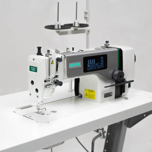 Stebnówka ZOJE A8000-D4-HG-TP-02 SET w kolorze białym z automatycznym mechanizmem, powiększonym chwytaczem, wyświetlaczem LED oraz elementami sterującymi. Maszyna stoi na stabilnym stole, gotowa do użycia do średnich i ciężkich materiałów.