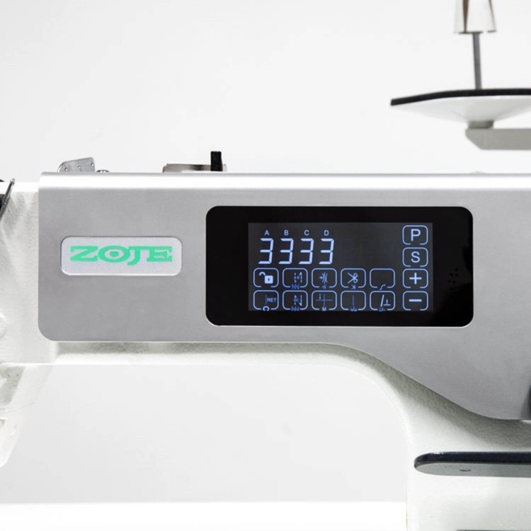Automatyczna stebnówka ZOJE A8000-D4-HG-TP-02 z widocznym wyświetlaczem LCD, przyciskami funkcyjnymi i logo ZOJE. Ujęcie z boku, ukazujące panel sterujący oraz mechanizm chwytacza, przystosowana do średnich i ciężkich materiałów.