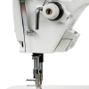 Stebnówka SIRUBA DL7600-BH1-11Q, 1-igłowa do średnich i grubych materiałów. Widoczny mechanizm z igłą, sprężyną i regulatorem. Biała obudowa, wbudowane przyciski do ustawień. Ujęcie z boku, pokazujące detale maszyny do szycia.
