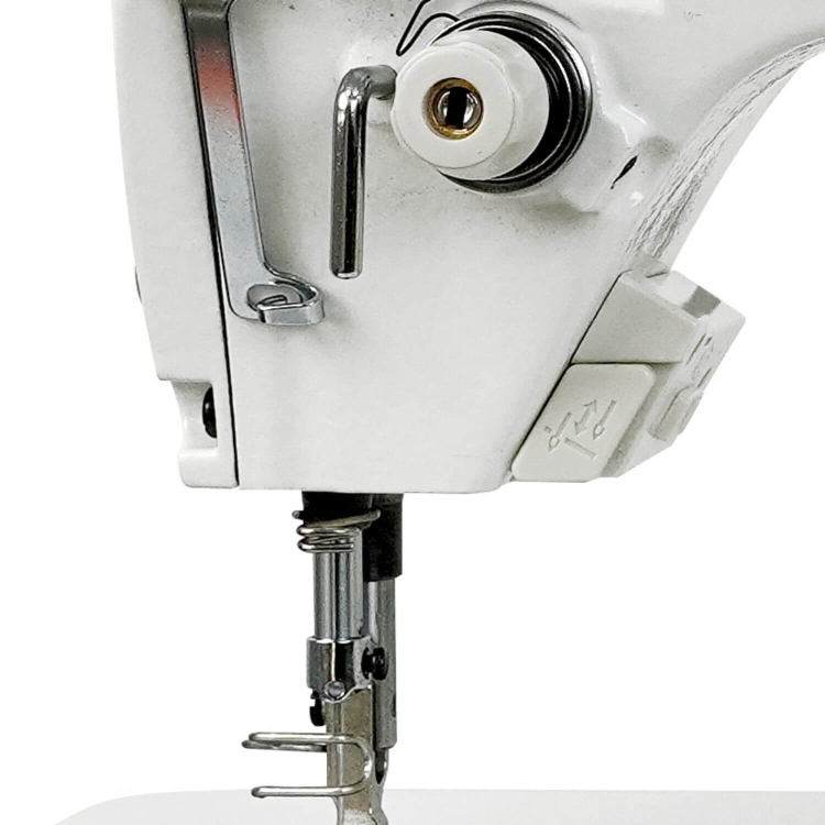 Stebnówka SIRUBA DL7600-BH1-11Q, 1-igłowa do średnich i grubych materiałów. Widoczny mechanizm z igłą, sprężyną i regulatorem. Biała obudowa, wbudowane przyciski do ustawień. Ujęcie z boku, pokazujące detale maszyny do szycia.