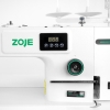 Stebnówka ZOJE A6000P-5G-01, 1-igłowa, z białą obudową. Widoczny panel sterujący z wyświetlaczem LED i przyciskami, pokrętło regulacji. Z tyłu dwa uchwyty na szpule. Obok etykieta z numerem seryjnym i logo ZOJE w zielonym kolorze.