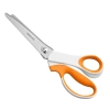 Nożyczki krawieckie Fiskars 1070024 ZygZak SoftGrip o długości 23 cm, z ząbkowanym ostrzem. Rączki w kolorze białym z pomarańczowymi akcentami, ergonomiczne, zapewniające wygodne trzymanie. Ujęcie frontalne, nożyczki w pozycji otwartej.