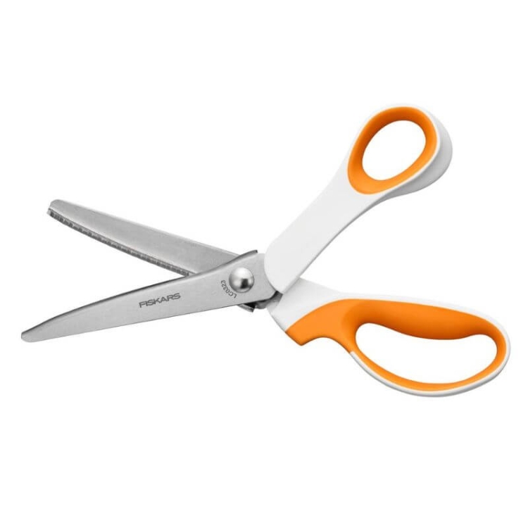 Nożyczki krawieckie Fiskars 1070024 ZygZak SoftGrip o długości 23 cm, z ząbkowanym ostrzem. Uchwyt w kolorze pomarańczowym z ergonomicznym wykończeniem. Produkt leży w pozycji otwartej, ukazując ostrza i detale rączek.