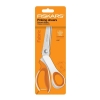 Nożyczki krawieckie Fiskars 1070024 ZygZak SoftGrip o długości 23 cm, z ząbkowanym ostrzem do cięcia tkanin. Rękojeść z miękkiego materiału w kolorze pomarańczowym, umieszczone na pomarańczowym tle z informacjami o produkcie.