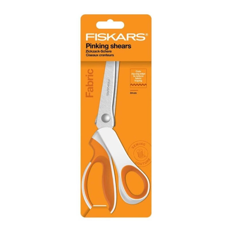 Nożyczki krawieckie Fiskars 1070024 ZygZak SoftGrip o długości 23 cm, z ząbkowanym ostrzem do cięcia tkanin. Rękojeść z miękkiego materiału w kolorze pomarańczowym, umieszczone na pomarańczowym tle z informacjami o produkcie.