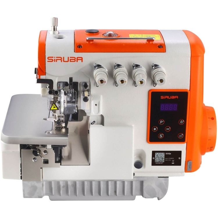 Overlock SIRUBA 547Qe-514M3-24, 4-nitkowy. Maszyna w kolorze białym i pomarańczowym, z widocznymi czterema nitkami, cyfrowym wyświetlaczem oraz przyciskami. Ujęcie z boku, pokazujące stół i igłę. Idealna do szycia i wykańczania materiałów.