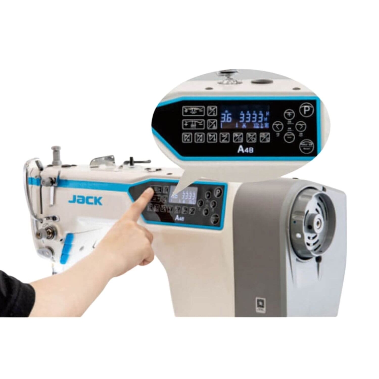Automatyczna stebnówka JACK A4B-A-CHL-7 z dużym chwytaczem, zbliżenie na panel sterujący. Widoczna ręka ustawiająca parametry na wyświetlaczu LCD. W kolorze białym z niebieskimi akcentami, przeznaczona do szycia średnich i ciężkich materiałów.